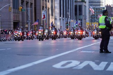 New York 'ta 97. Macys Şükran Günü Geçidi. 24 Kasım 2023 'te, New York, ABD: Macy' nin 2023 yılındaki Şükran Günü Geçidi 'nde dev balonlar, şamandıralar ve bandolar sergilendi. Seyirciler New York sokaklarını doldurdu