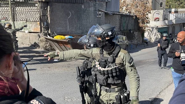 イスラエルの兵士は イスラム教徒の礼拝者がエルサレムにアル アッカサ モスクに入るのを防ぎます 2023年11月24日 エルサレム イスラエル イスラエルの兵士がイスラエル パレスチナ戦争としてアル アッカサ — ストック写真