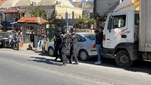 Les Soldats Israéliens Empêchent Les Fidèles Musulmans Entrer Dans Mosquée — Photo