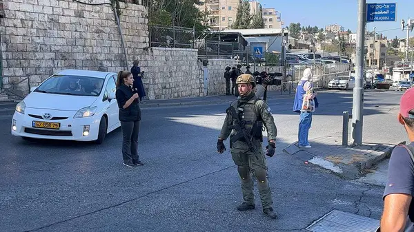 イスラエルの兵士は イスラム教徒の礼拝者がエルサレムにアル アッカサ モスクに入るのを防ぎます 2023年11月24日 エルサレム イスラエル イスラエルの兵士がイスラエル パレスチナ戦争としてアル アッカサ — ストック写真