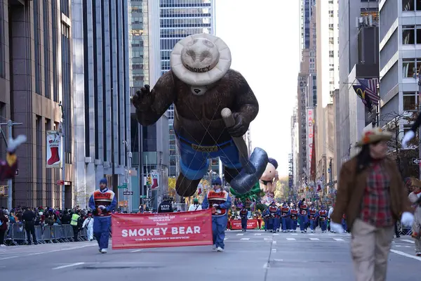 第97回メイシーズ感謝祭パレード 2023年11月24日 アメリカ合衆国ニューヨーク メイシーズ サンクスギビング パレードは巨大な風船 フロート 行進バンドの活気に満ちた展示を行った 観客はニューヨーク市の通りを並べた — ストック写真