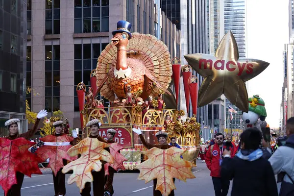 第97届麦克感恩节游行在纽约举行 2023年11月24日 美国纽约 梅西在2023年的感恩节游行展示了一个充满活力的巨型气球 浮子和游行乐队的展览 观众在纽约市的街道上排成一排 — 图库照片