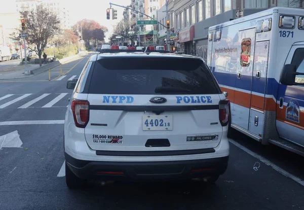 米国ニューヨーク 2023 男性ドライバーが黒い日産ログAwd車を 今朝早くにニューヨーク州ワシントンハイツにある157ブロードウェイ地下鉄駅の入り口に墜落させた 何人かの警察官がプロムに到着した — ストック写真