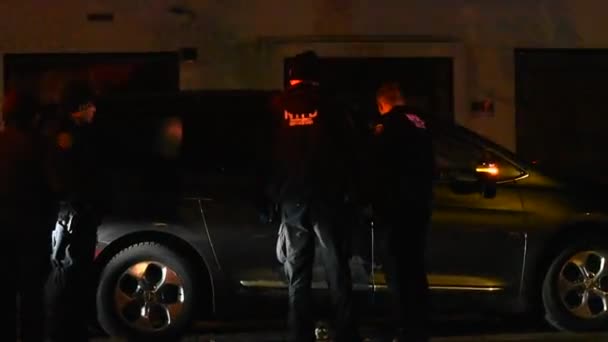 용의자는 박람회 잔디밭에서 강탈하고 브룩에서 차량을 훔쳤고 당국은 용의자를 있습니다 — 비디오