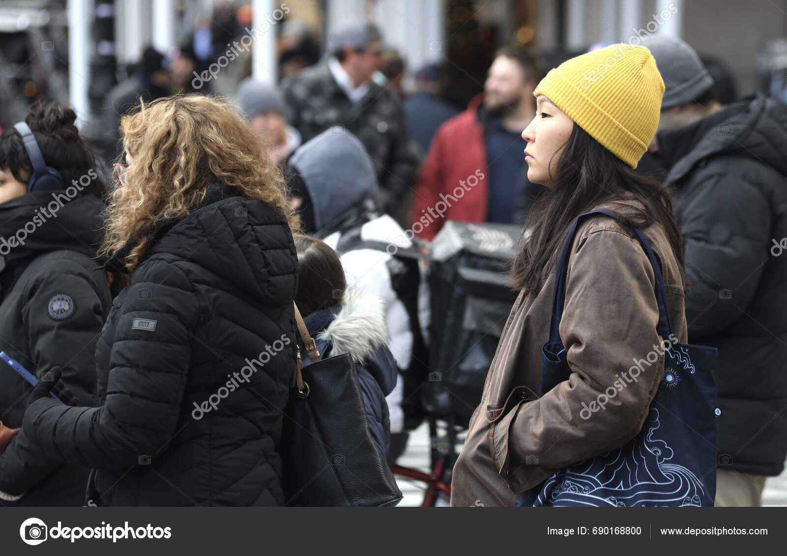 New Yorkers Faced Cold Weather November 2023 New York Usa Stock