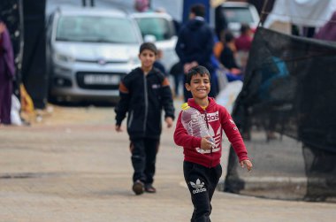 GAZA (PALESTINE), 11 / 28 / 2023 - Gazze Şeridinin kuzeyinden Gazze 'nin güneyine göç eden Filistinli aileler, Gazze' deki savaş ışığında okullarda, hükümet sığınaklarında yaşıyorlar.