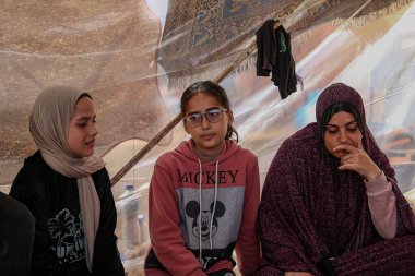 GAZA (PALESTINE), 11 / 28 / 2023 - Gazze Şeridinin kuzeyinden Gazze 'nin güneyine göç eden Filistinli aileler, Gazze' deki savaş ışığında okullarda, hükümet sığınaklarında yaşıyorlar.