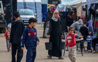 GAZA (PALESTINE), 11 / 28 / 2023 - Gazze Şeridinin kuzeyinden Gazze 'nin güneyine göç eden Filistinli aileler, Gazze' deki savaş ışığında okullarda, hükümet sığınaklarında yaşıyorlar.
