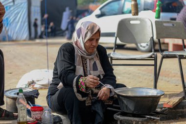 GAZA (PALESTINE), 11 / 28 / 2023 - Gazze Şeridinin kuzeyinden Gazze 'nin güneyine göç eden Filistinli aileler, Gazze' deki savaş ışığında okullarda, hükümet sığınaklarında yaşıyorlar.