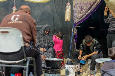 GAZA (PALESTINE), 11 / 28 / 2023 - Gazze Şeridinin kuzeyinden Gazze 'nin güneyine göç eden Filistinli aileler, Gazze' deki savaş ışığında okullarda, hükümet sığınaklarında yaşıyorlar.