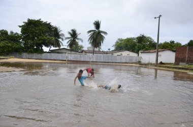 Sao Jose do Mipibi (RN), Brezilya 11 / 28 / 2023 - Brezilya ve başkentte en büyük hacme sahip olan Sao Jose do Mipibu Rio Grande do Norte 'de Br 101 üzerinde nehir taşkınları kaydedildi - Natal RN birçok sel noktası kaydedildi. Belediye Başkanı 