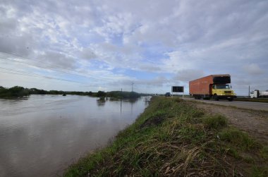 Sao Jose do Mipibi (RN), Brezilya 11 / 28 / 2023 - Brezilya ve başkentte en büyük hacme sahip olan Sao Jose do Mipibu Rio Grande do Norte 'de Br 101 üzerinde nehir taşkınları kaydedildi - Natal RN birçok sel noktası kaydedildi. Belediye Başkanı 