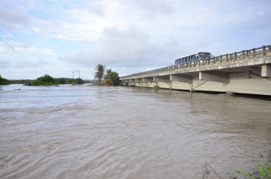 Sao Jose do Mipibi (RN), Brezilya 11 / 28 / 2023 - Brezilya ve başkentte en büyük hacme sahip olan Sao Jose do Mipibu Rio Grande do Norte 'de Br 101 üzerinde nehir taşkınları kaydedildi - Natal RN birçok sel noktası kaydedildi. Belediye Başkanı 