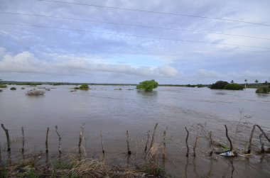 Sao Jose do Mipibi (RN), Brezilya 11 / 28 / 2023 - Brezilya ve başkentte en büyük hacme sahip olan Sao Jose do Mipibu Rio Grande do Norte 'de Br 101 üzerinde nehir taşkınları kaydedildi - Natal RN birçok sel noktası kaydedildi. Belediye Başkanı 
