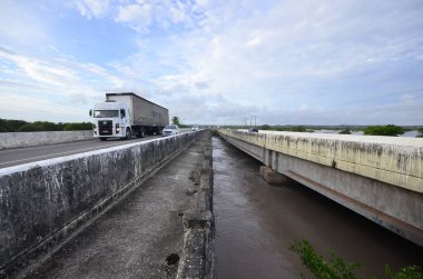 Sao Jose do Mipibi (RN), Brezilya 11 / 28 / 2023 - Brezilya ve başkentte en büyük hacme sahip olan Sao Jose do Mipibu Rio Grande do Norte 'de Br 101 üzerinde nehir taşkınları kaydedildi - Natal RN birçok sel noktası kaydedildi. Belediye Başkanı 
