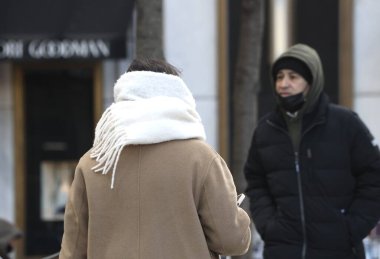 New Yorklular 0.5 derece soğuk havayla karşı karşıya kaldılar. 28 Kasım 2023, New York, ABD: New Yorklular ve turistler 0,5 derece soğuk havayla karşı karşıya kalarak onlara kışlık giysiler giydirdiler ve biraz da kar yağdı..