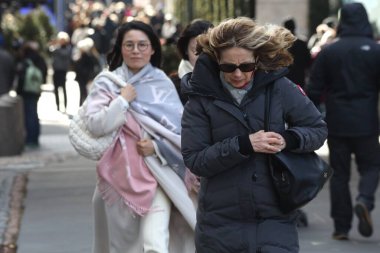 New Yorklular 0.5 derece soğuk havayla karşı karşıya kaldılar. 28 Kasım 2023, New York, ABD: New Yorklular ve turistler 0,5 derece soğuk havayla karşı karşıya kalarak onlara kışlık giysiler giydirdiler ve biraz da kar yağdı..