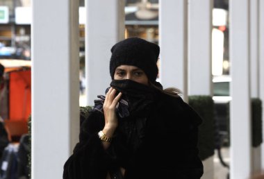 New Yorklular 0.5 derece soğuk havayla karşı karşıya kaldılar. 28 Kasım 2023, New York, ABD: New Yorklular ve turistler 0,5 derece soğuk havayla karşı karşıya kalarak onlara kışlık giysiler giydirdiler ve biraz da kar yağdı..