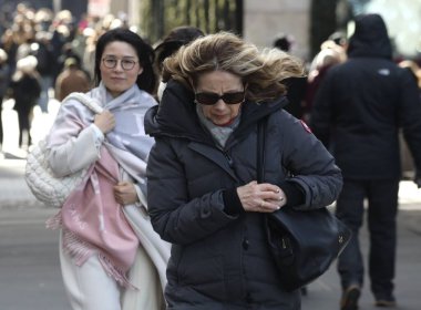 New Yorklular 0.5 derece soğuk havayla karşı karşıya kaldılar. 28 Kasım 2023, New York, ABD: New Yorklular ve turistler 0,5 derece soğuk havayla karşı karşıya kalarak onlara kışlık giysiler giydirdiler ve biraz da kar yağdı..