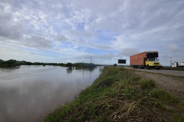 Sao Jose do Mipibi (RN), Brezilya 11 / 28 / 2023 - Brezilya ve başkentte en büyük hacme sahip olan Sao Jose do Mipibu Rio Grande do Norte 'de Br 101 üzerinde nehir taşkınları kaydedildi - Natal RN birçok sel noktası kaydedildi. Belediye Başkanı 