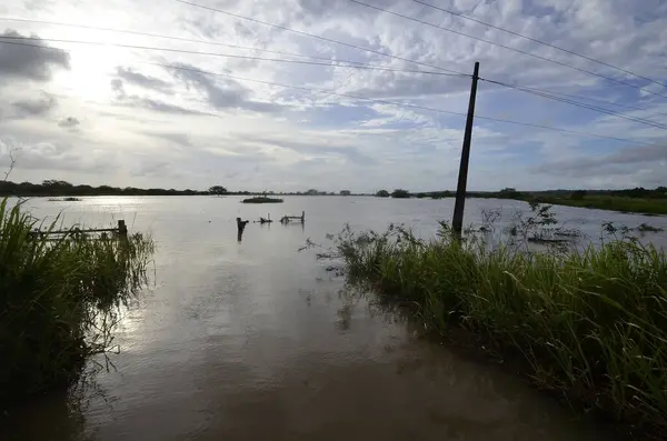 Sao Jose do Mipibi (RN), Brezilya 11 / 28 / 2023 - Brezilya ve başkentte en büyük hacme sahip olan Sao Jose do Mipibu Rio Grande do Norte 'de Br 101 üzerinde nehir taşkınları kaydedildi - Natal RN birçok sel noktası kaydedildi. Belediye Başkanı 
