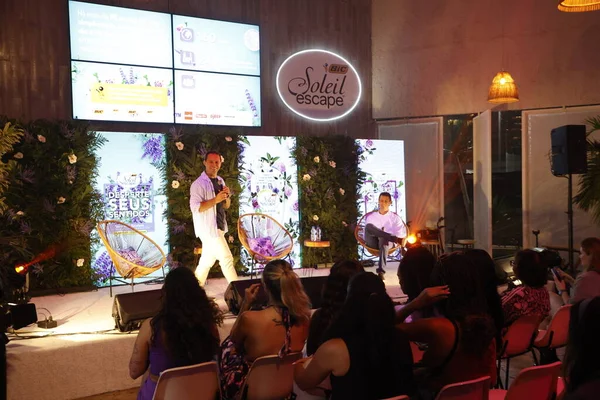 Sao Paulo (SP), Brezilya 11 / 28 / 2023 - Sarah Aline, Marcela Mcgowan ve Laura Vicente, Bic kozmetik markası tarafından desteklenen vücut ve zihin arasındaki dengeyi korumak için kadınların kendi kendilerine bakımı konulu bir sohbete katıldılar. 