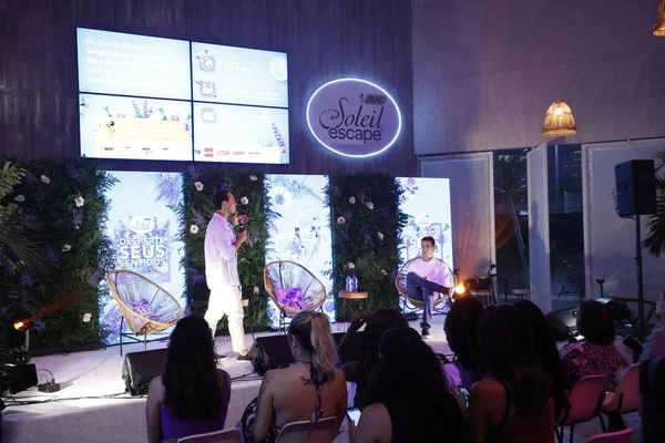 Sao Paulo (SP), Brezilya 11 / 28 / 2023 - Sarah Aline, Marcela Mcgowan ve Laura Vicente, Bic kozmetik markası tarafından desteklenen vücut ve zihin arasındaki dengeyi korumak için kadınların kendi kendilerine bakımı konulu bir sohbete katıldılar. 