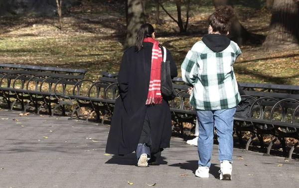 New Yorklular 0.5 derece soğuk havayla karşı karşıya kaldılar. 28 Kasım 2023, New York, ABD: New Yorklular ve turistler 0,5 derece soğuk havayla karşı karşıya kalarak onlara kışlık giysiler giydirdiler ve biraz da kar yağdı..