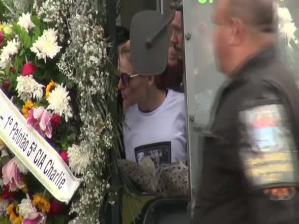 リオの西ゾーンで自宅のドアで殺害された警察官が埋葬された ジャーディム サウダード墓地に埋葬されたヴァネザ ロボは 警察官の捜査に専念する部門で働いた 2023年11月25日 ブラジル リオデジャネイロ — ストック動画