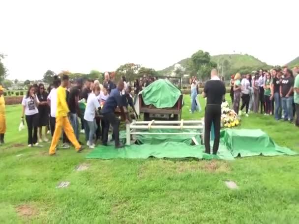 リオの西ゾーンで自宅のドアで殺害された警察官が埋葬された ジャーディム サウダード墓地に埋葬されたヴァネザ ロボは 警察官の捜査に専念する部門で働いた 2023年11月25日 ブラジル リオデジャネイロ — ストック動画