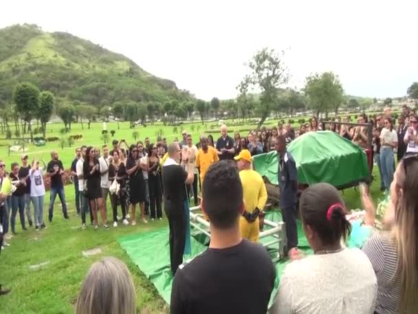 Rio Nun Batı Bölgesindeki Evinin Kapısında Öldürülen Polis Memuru Gömüldü — Stok video