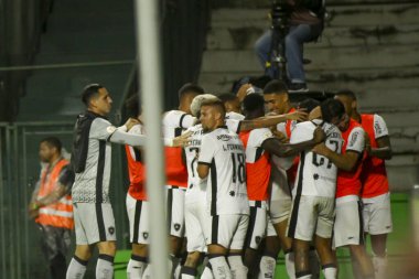 CURITIBA (PR), 11 / 29 / 2023 - Botafogo 'dan Lucas Perri golünü atıyor ve Coritiba ile Botafogo RJ arasındaki 2023 Brezilya Şampiyonası' nın 36. Raundunda geçerli olan maçı kutluyor. 