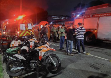Rio de Janeiro (RJ), 11 / 29 / 2023 - Rio Kuzey Bölgesi 'nde otobüs devrildi ve yolcular yaralandı. Yolcularla dolu bir otobüs Avenida Bartolomeu de Gusmao 'da devrildi, Sao Cristovao' da, Mangueira 'ya doğru