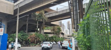 SAO PAULO (SP), Brazil11 / 29 / 2023 - Bakım çalışanları CPTM (Companhia Paulista de train), bakır kabloların çalındığını keşfettikten sonra Bras istasyonunda 9. hatta bakım çalışmalarını sürdürüyorlar. 