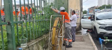SAO PAULO (SP), Brazil11 / 29 / 2023 - Bakım çalışanları CPTM (Companhia Paulista de train), bakır kabloların çalındığını keşfettikten sonra Bras istasyonunda 9. hatta bakım çalışmalarını sürdürüyorlar. 