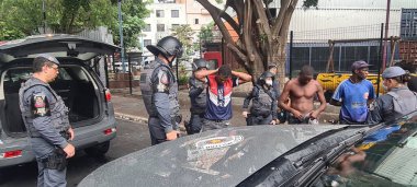 Sao Paulo (SP), Brezilya 11 / 29 / 2023 - Sivil Askeri Polis ve GCM, Sao Paulo 'nun orta kesimindeki Cracolandia' da aranan kişiler ve kaçak zanlılar için arama emri çıkarmak amacıyla ortak bir operasyon düzenledi.. 