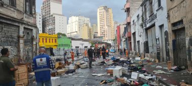 Sao Paulo (SP), Brezilya 11 / 29 / 2023 - Sivil Askeri Polis ve GCM, Sao Paulo 'nun orta kesimindeki Cracolandia' da aranan kişiler ve kaçak zanlılar için arama emri çıkarmak amacıyla ortak bir operasyon düzenledi.. 