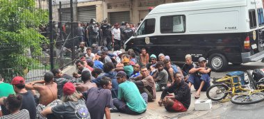 Sao Paulo (SP), Brezilya 11 / 29 / 2023 - Sivil Askeri Polis ve GCM, Sao Paulo 'nun orta kesimindeki Cracolandia' da aranan kişiler ve kaçak zanlılar için arama emri çıkarmak amacıyla ortak bir operasyon düzenledi.. 