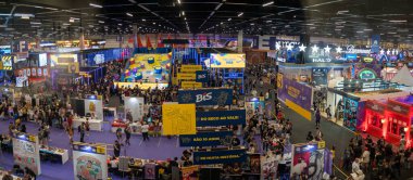 Sao Paulo (SP), Brezilya 11 / 30 / 2023 - Sao Paulo 'nun güney bölgesindeki Sao Paulo Fuarı' nda bu Perşembe öğleden sonra CCXP23 sırasında kalabalık hareketi. Ülkedeki en büyük popüler kültür ve inek etkinliği. 