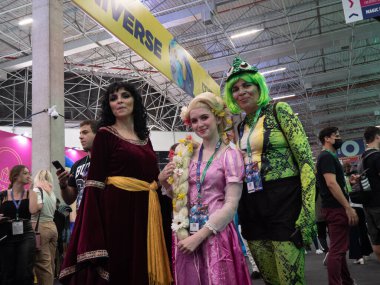 Sao Paulo (SP), Brezilya 11 / 30 / 2023 - Sao Paulo 'nun güney bölgesindeki Sao Paulo Fuarı' nda bu Perşembe öğleden sonra CCXP23 sırasında kalabalık hareketi. Ülkedeki en büyük popüler kültür ve inek etkinliği. 