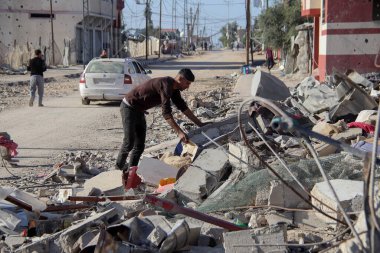 Filistinliler Gazze Şeridi 'nden ayrılmadan önce hava saldırıları nedeniyle evlerini kaybettiler. 30 Kasım 2023 Gazze - Filistinliler, insani ateşkesin sona ermesiyle Gazze Şeridi 'nden ayrılmadan önce hava saldırıları sonucu evlerini kaybettiler