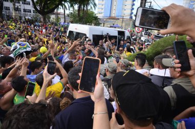 NATAL (RN), Brezilya 11 / 30 / 2023 - Eski Brezilya cumhurbaşkanı Jair Bolsonaro, bu Perşembe günü Natal Uluslararası Havaalanına indi, kentin bazı kesimlerini ziyaret etti ve destekçilerle bir araya geldi. 