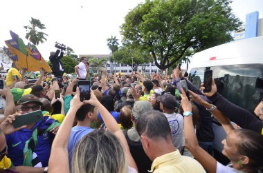 NATAL (RN), Brezilya 11 / 30 / 2023 - Eski Brezilya cumhurbaşkanı Jair Bolsonaro, bu Perşembe günü Natal Uluslararası Havaalanına indi, kentin bazı kesimlerini ziyaret etti ve destekçilerle bir araya geldi. 