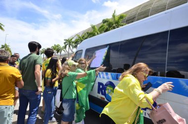 NATAL (RN), Brezilya 11 / 30 / 2023 - Eski Brezilya cumhurbaşkanı Jair Bolsonaro, bu Perşembe günü Natal Uluslararası Havaalanına indi, kentin bazı kesimlerini ziyaret etti ve destekçilerle bir araya geldi. 