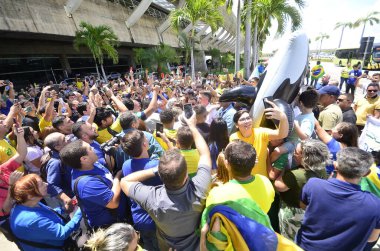 NATAL (RN), Brezilya 11 / 30 / 2023 - Eski Brezilya cumhurbaşkanı Jair Bolsonaro, bu Perşembe günü Natal Uluslararası Havaalanına indi, kentin bazı kesimlerini ziyaret etti ve destekçilerle bir araya geldi. 