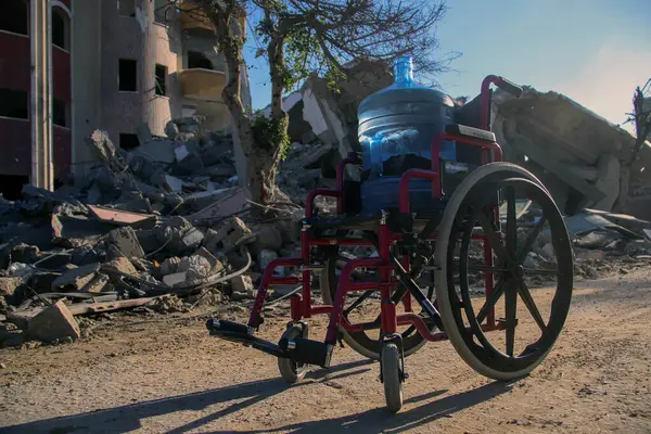 Palestyńczycy Stracili Domy Wyniku Ataków Lotniczych Przed Opuszczeniem Strefy Gazy — Zdjęcie stockowe