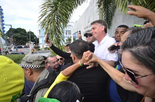 NATAL (RN), Brezilya 11 / 30 / 2023 - Eski Brezilya cumhurbaşkanı Jair Bolsonaro, bu Perşembe günü Natal Uluslararası Havaalanına indi, kentin bazı kesimlerini ziyaret etti ve destekçilerle bir araya geldi. 