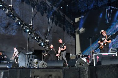 Sao Paulo (SP), Brezilya 12 / 02 / 2023 - Slowdive grubu Primavera Sound festivalinde bu sabah boğaz enfeksiyonu geçiren vokalist Rachel Goswell 'in sesi olmadan sahne aldı.. 