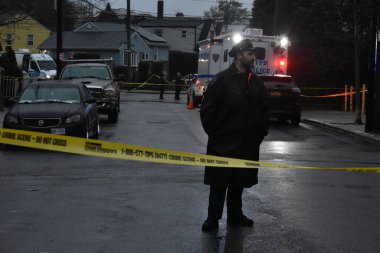 Queens, New York 'ta bıçaklandıktan sonra dört kişi öldü ve bir kişinin durumu kritik. 3 Aralık 2023, Queens, New York, ABD: New York Polis Teşkilatı, pazar sabahı Queens 'te yaşanan aile içi şiddet olayına karıştı. 