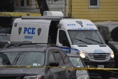 Queens, New York 'ta bıçaklandıktan sonra dört kişi öldü ve bir kişinin durumu kritik. 3 Aralık 2023, Queens, New York, ABD: New York Polis Teşkilatı, pazar sabahı Queens 'te yaşanan aile içi şiddet olayına karıştı. 